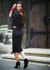 A narrow skirt below the knee combined with a wide blouse