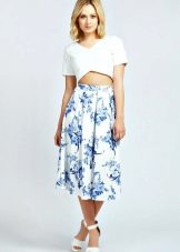 Full skirt below the knee