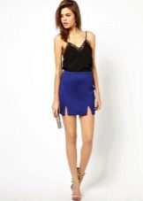 Short skirt with a slit