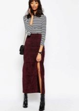 Mid-length skirt with slit