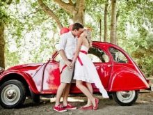 Robe de mariée avec ceinture rouge et voiture rouge