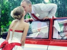 Robe de mariée avec nœud rouge et voiture