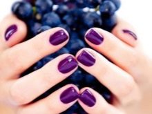Purple manicure under an emerald dress