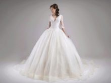 Robe de mariée luxuriante avec des manches