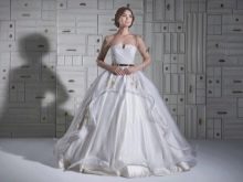 Robe de mariée luxuriante à manches transparentes