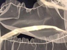 주름을 조이는 얇은 명주 그물 가장자리를 따라 바느질