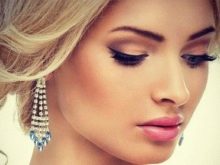 Makeup with brown eyeshadow under a peach dress