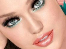 Makeup with green shadows for a peach dress