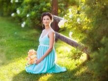 Pregnant photoshoot in the park