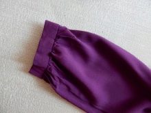 Ράβοντας τη μανσέτα στο μανίκι