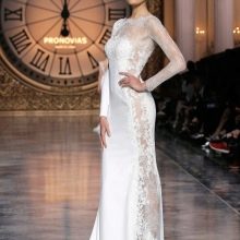 Robe de mariée droite avec empiècements en dentelle