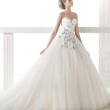 Νυφικό με μπλε λουλούδια από την Pronovias
