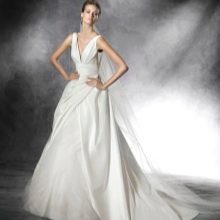 Νυφικό με βαθιά λαιμόκοψη από την Pronovias