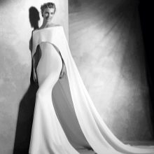 Απλό νυφικό με μπολερό από την Pronovias