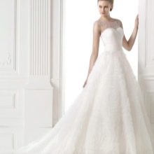 Καταπράσινο νυφικό με πέρλες από την Pronovias