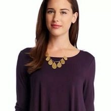 Gold-colored accessories for a burgundy dress