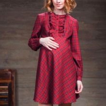 Short red dress in a plaid with long sleeves for pregnant women