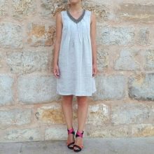 Color-contrasting sandals for a light linen dress