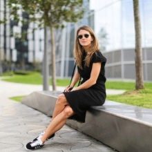 Sports shoes for a linen dress