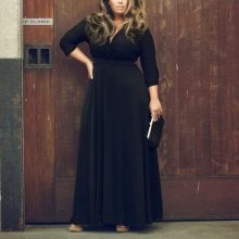 Black dress in the floor with long sleeves for the plump in combination with beige sandals on the platform