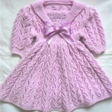 Knitted dress for girls with knitting needles with sleeves