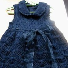 Knitted dress for girls with knitting needles with a collar