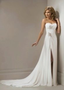 Wedding dress with one neckline