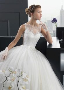 Lush wedding dress and short gloves