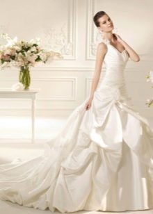 Wedding dress with horizontal pleats on the bodice