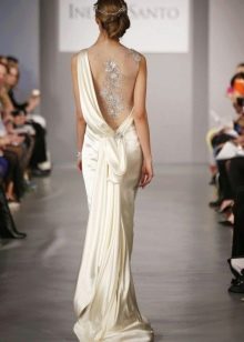 Wedding dress for small or short with a horizontal pattern