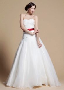 Robe de mariée trapèze avec ceinture