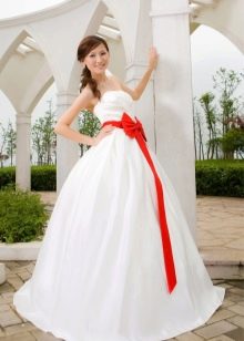 Robe de mariée luxuriante avec un nœud écarlate