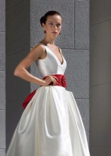 Robe de mariée luxuriante avec un ruban orné d'un nœud