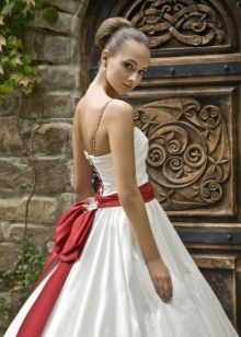 Robe de mariée luxueuse avec un nœud dans le dos
