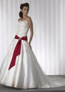 Robe de mariée avec un ruban rouge sur les hanches