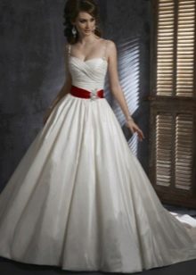 Silhouette trapèze d'une robe de mariée