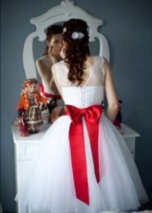 Nœud rouge pour une robe de mariée courte
