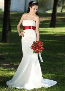 Robe de mariée avec une large ceinture rouge