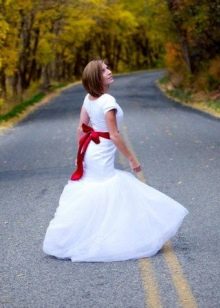 Robe de mariée courte avec ceinture bordeaux