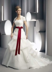Robe de mariée avec une fine ceinture et un nœud