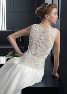 Openwork back in a wedding dress