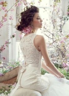 Openwork back in a wedding dress