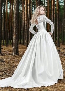 Lace sleeves in wedding dress