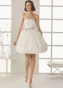 Short and lush wedding dress with ruffles on the skirt