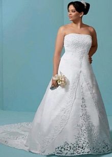 適合豐滿新娘的帶火車和蕾絲的婚紗