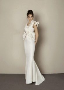 Wedding dress with voluminous sleeves for pear figure