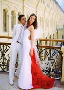 Red element on the back of the wedding dress