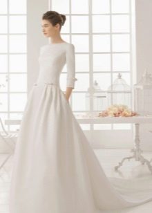 Wedding closed dress with sleeves
