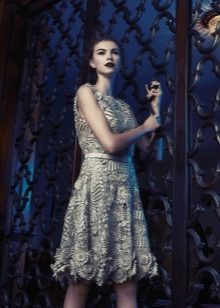 Short evening dress with large lace