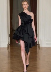 Robe courte asymétrique à une épaule